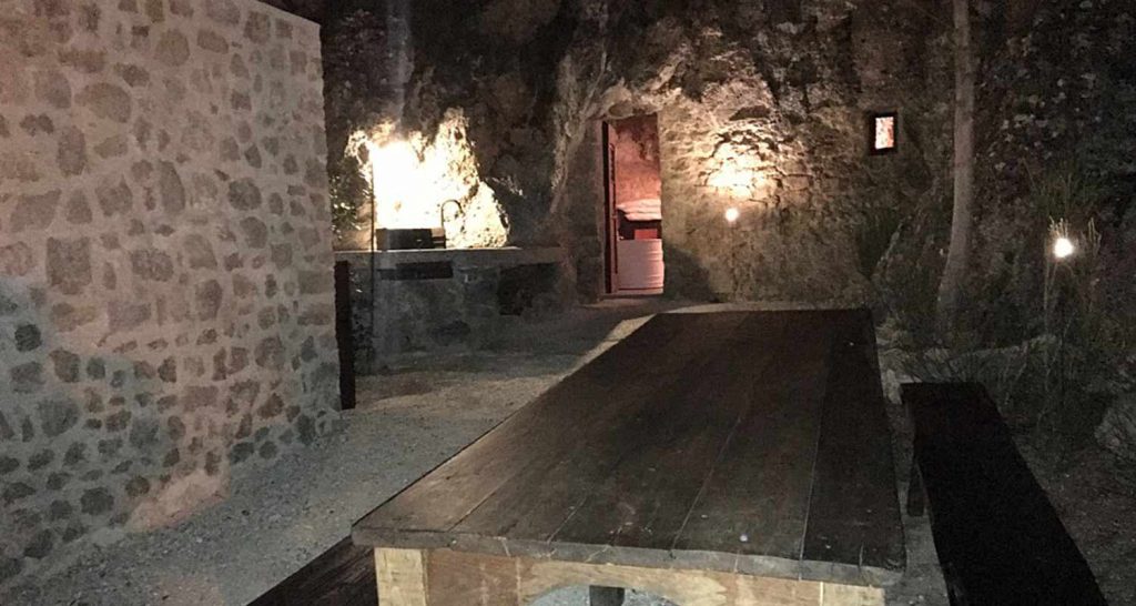 Piccolo fabbricato con una grotta scavata in roccia a Calascio (AQ) Progetto di recupero della OrianoAssociati Engineering