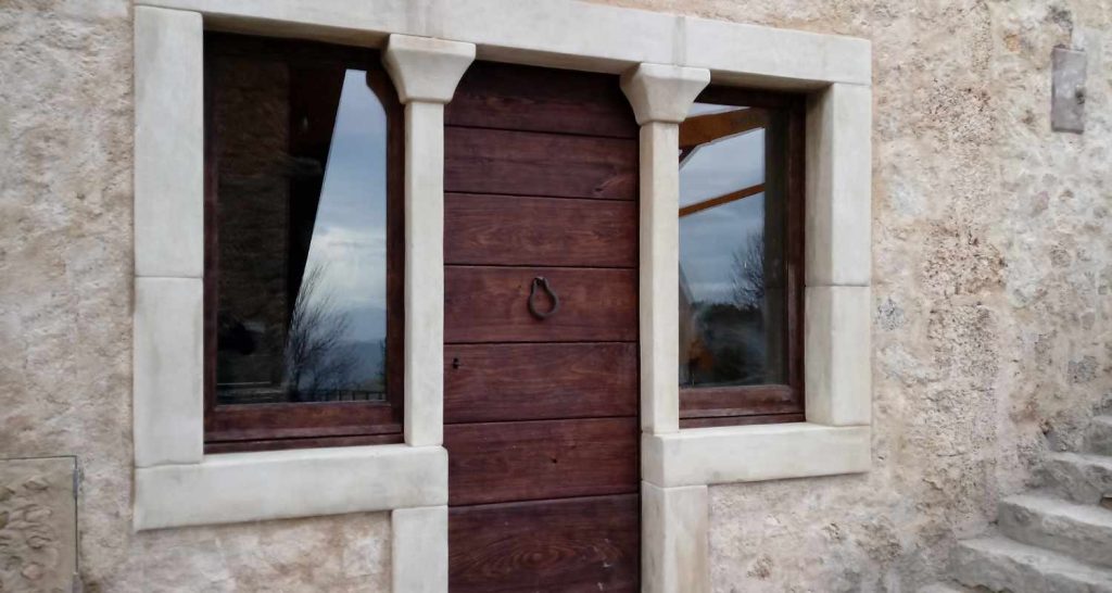 Piccolo fabbricato con una grotta scavata in roccia a Calascio (AQ) Progetto di recupero della OrianoAssociati Engineering