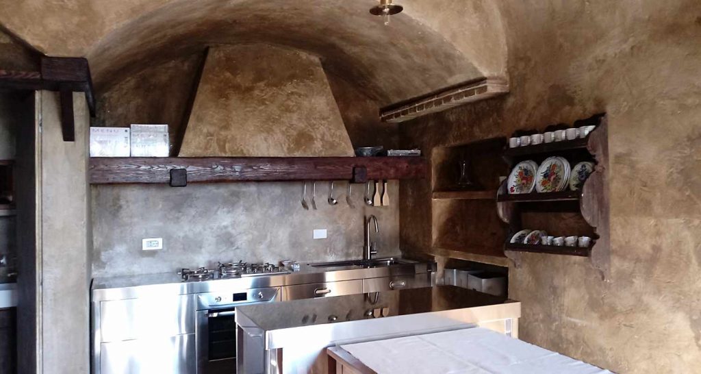 Piccolo fabbricato con una grotta scavata in roccia a Calascio (AQ) Cucina in acciaio Progetto di recupero della OrianoAssociati Engineering
