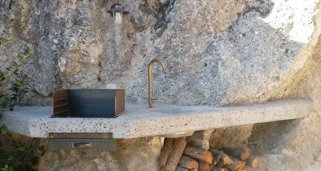 Piccolo fabbricato con una grotta scavata in roccia a Calascio (AQ) Cucina esterna Progetto di recupero della OrianoAssociati Engineering