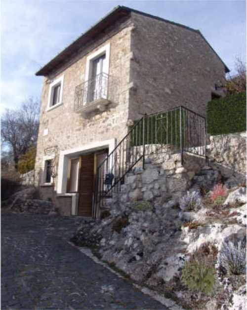 Piccolo fabbricato con una grotta scavata in roccia a Calascio (AQ) Progetto di recupero della OrianoAssociati Engineering